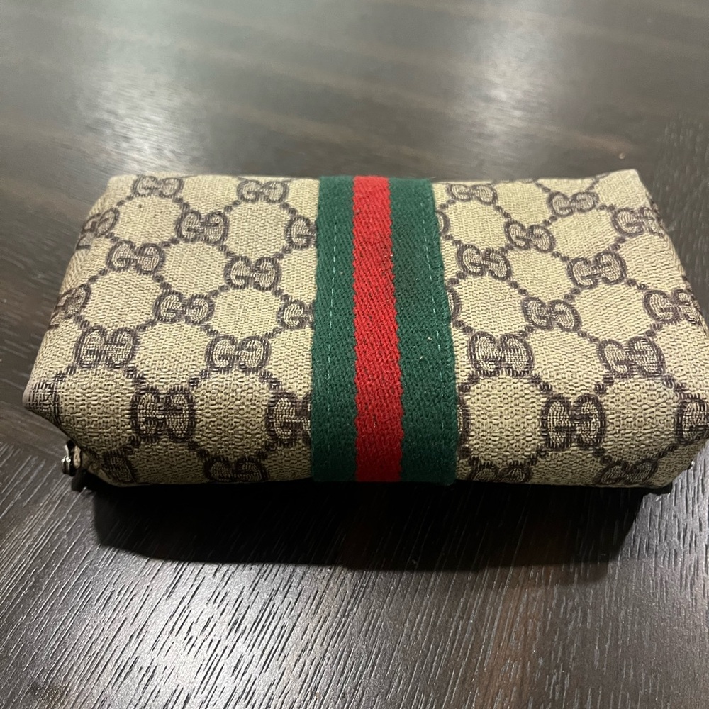 Gucci
Authentic Vintage 1970s Gucci makeup/sewing bag with Mirror all Original. - Picture 8 of 10